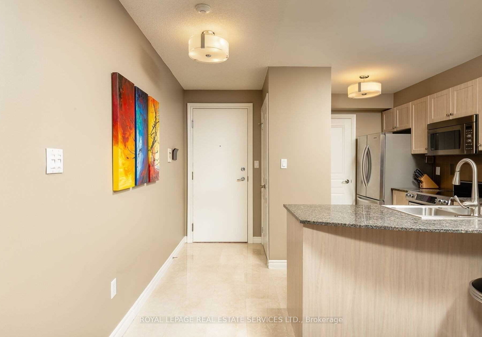 801-bay-street-toronto-ontario-c13235236