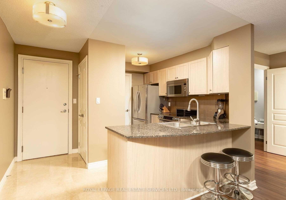 801-bay-street-toronto-ontario-c13235236