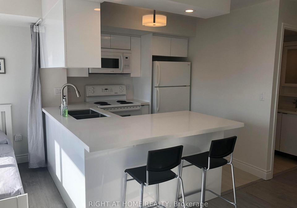 909-bay-street-toronto-ontario-c13238036