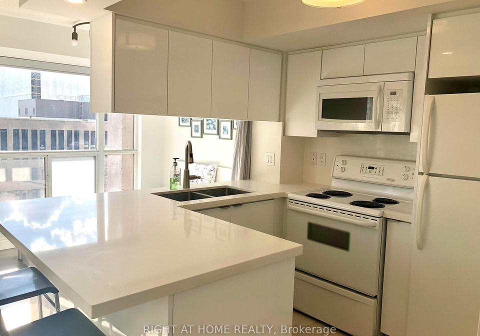 909-bay-street-toronto-ontario-c13238036