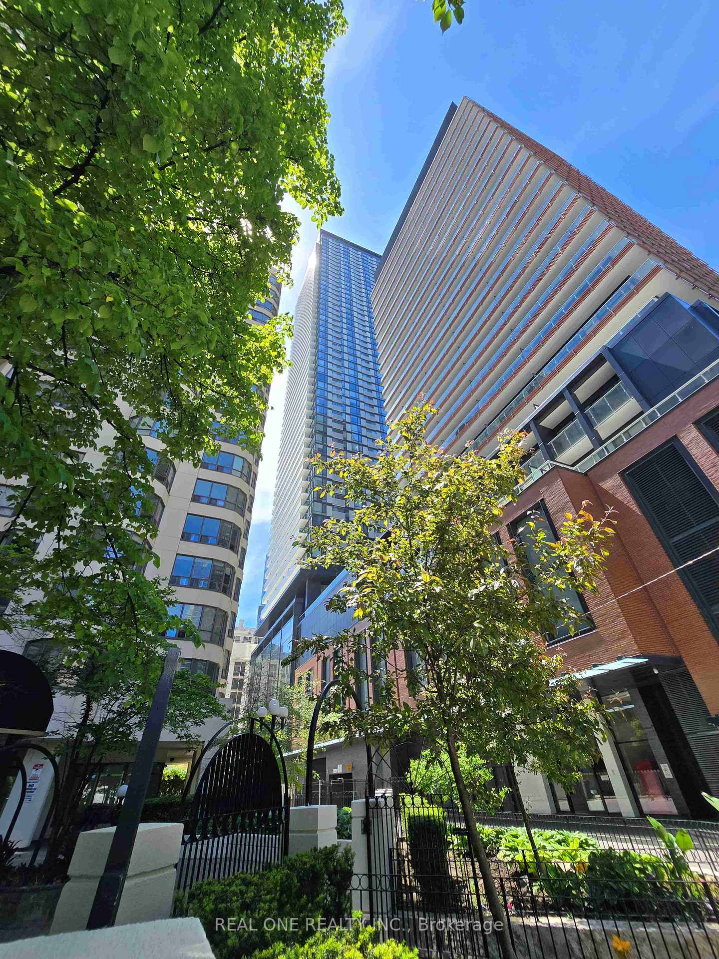 501-yonge-street-toronto-ontario-c13239624