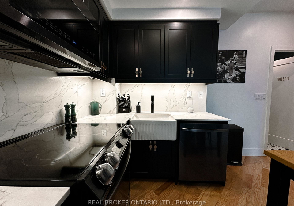 15-bruyeres-mews-toronto-ontario-c13241668