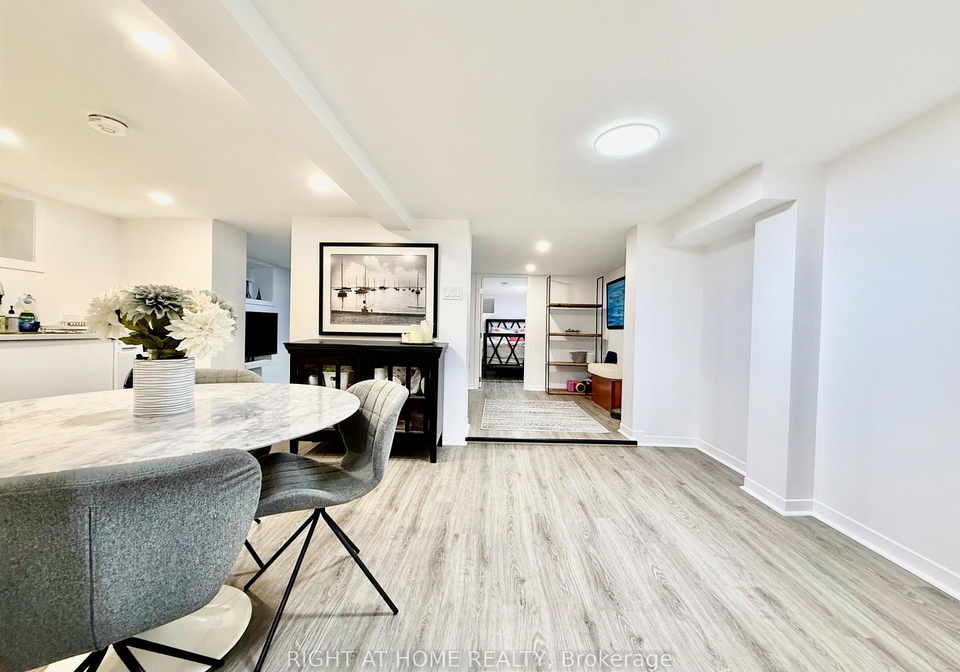 25-hillsboro-avenue-toronto-ontario-c13254384