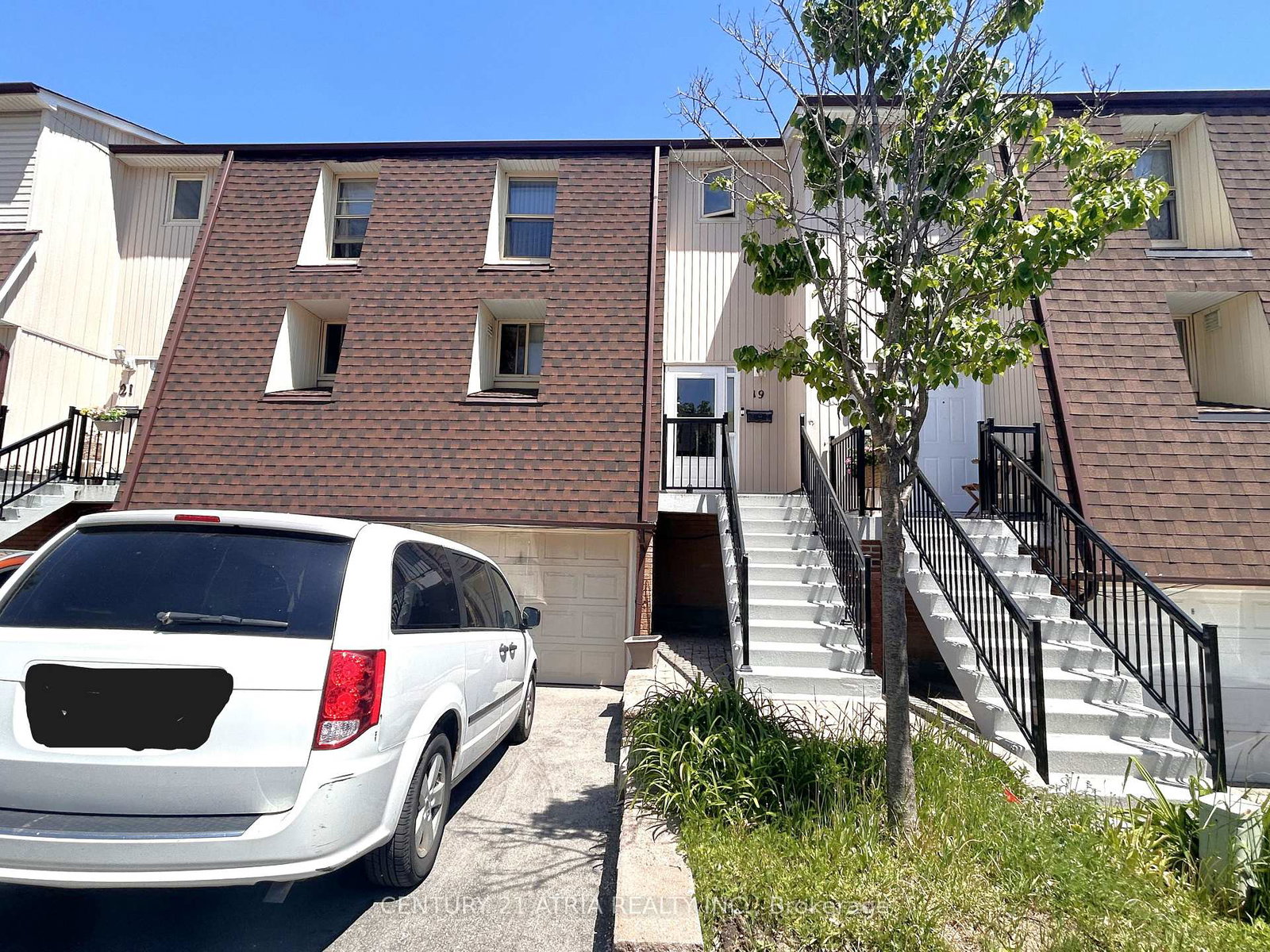 19-yellow-birchway-north-york-ontario-c13410250