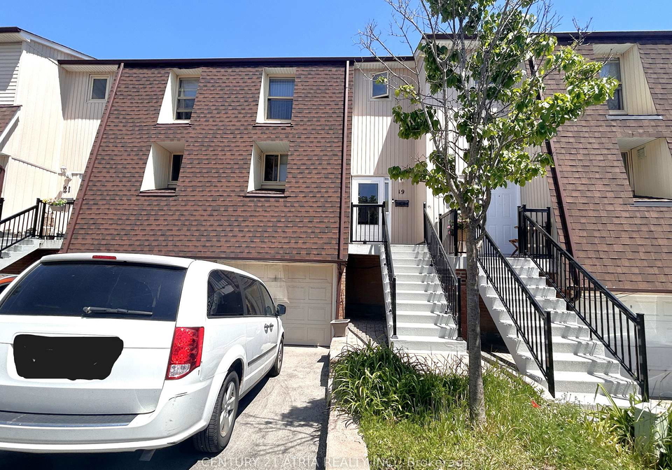 19-yellow-birchway-north-york-ontario-c13410250