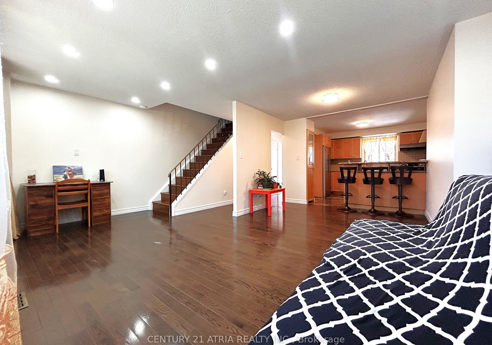 19-yellow-birchway-north-york-ontario-c13410250