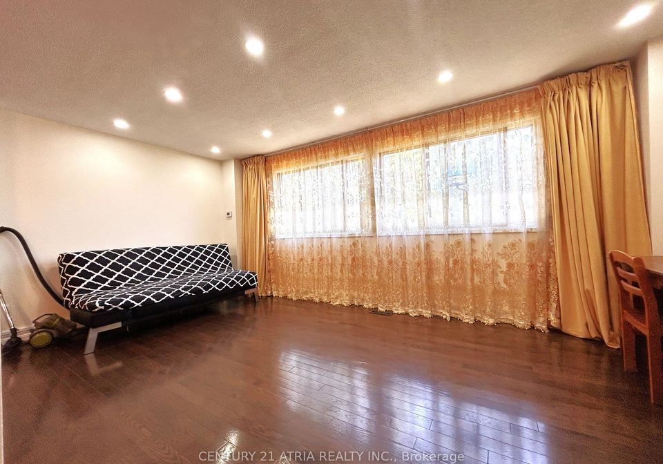 19-yellow-birchway-north-york-ontario-c13410250