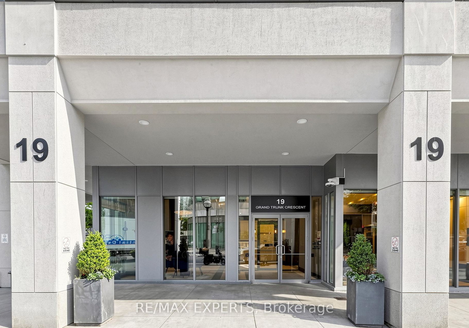 19-grand-trunk-crescent-toronto-ontario-c13411344
