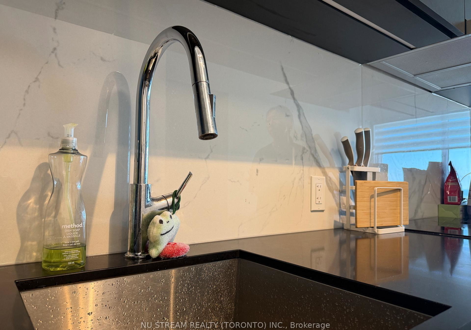 8-wellesley-street-w-toronto-ontario-c13414894