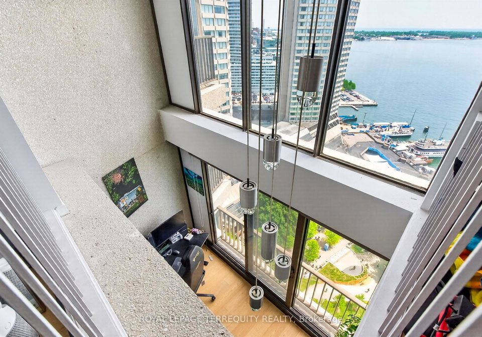 33-harbour-square-toronto-ontario-c13416816