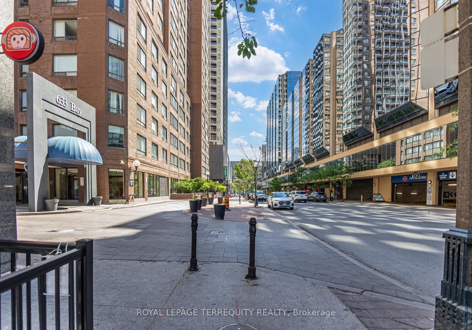 633-bay-street-toronto-ontario-c13421138