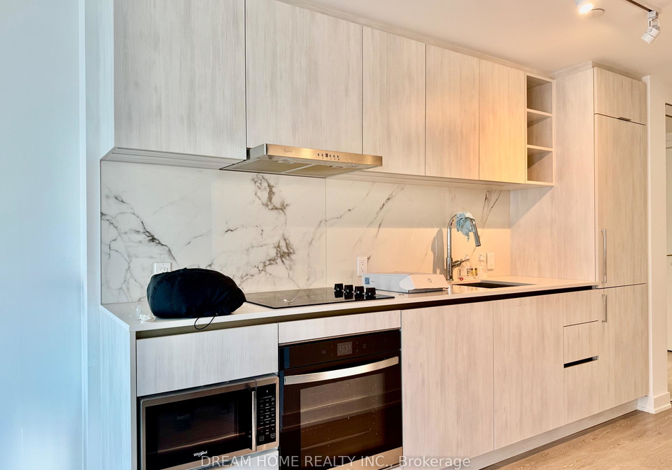 8-wellesley-street-w-toronto-ontario-c13429052