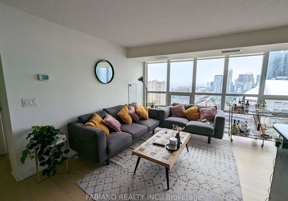 19-grand-trunk-crescent-toronto-ontario-c13434772