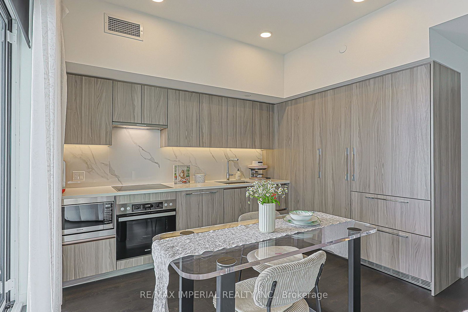 1-concord-cityplace-way-toronto-ontario-c13435412
