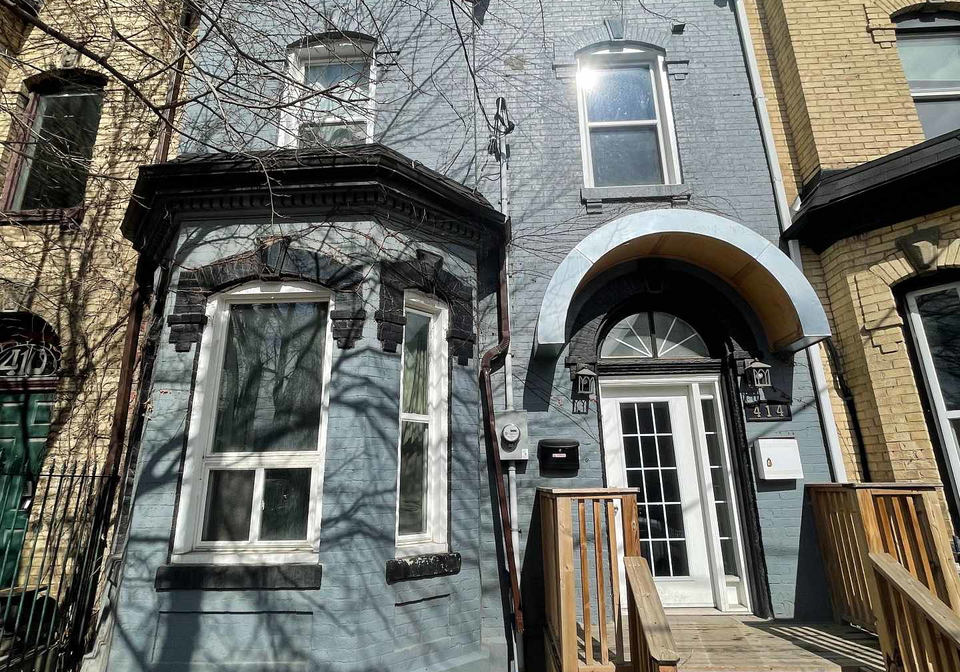 414-dundas-street-e-toronto-ontario-c13435700