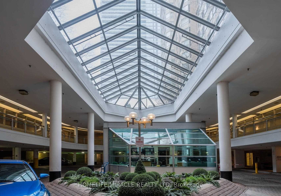 717-bay-street-toronto-ontario-c13438000
