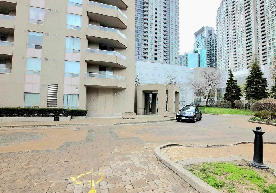 18-hillcrest-avenue-north-york-ontario-c13441602