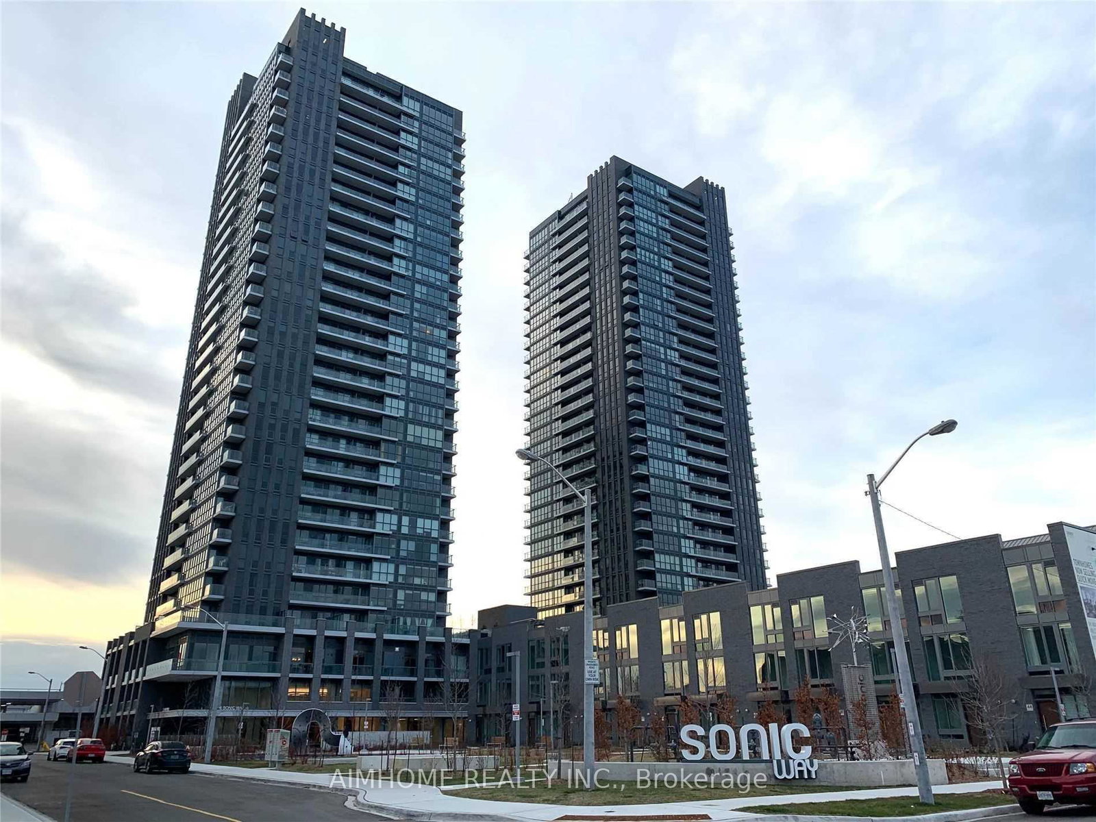 6-sonic-way-east-york-ontario-c13442770