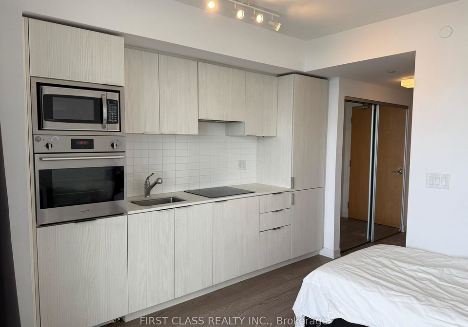 11-wellesley-street-w-toronto-ontario-c13445992