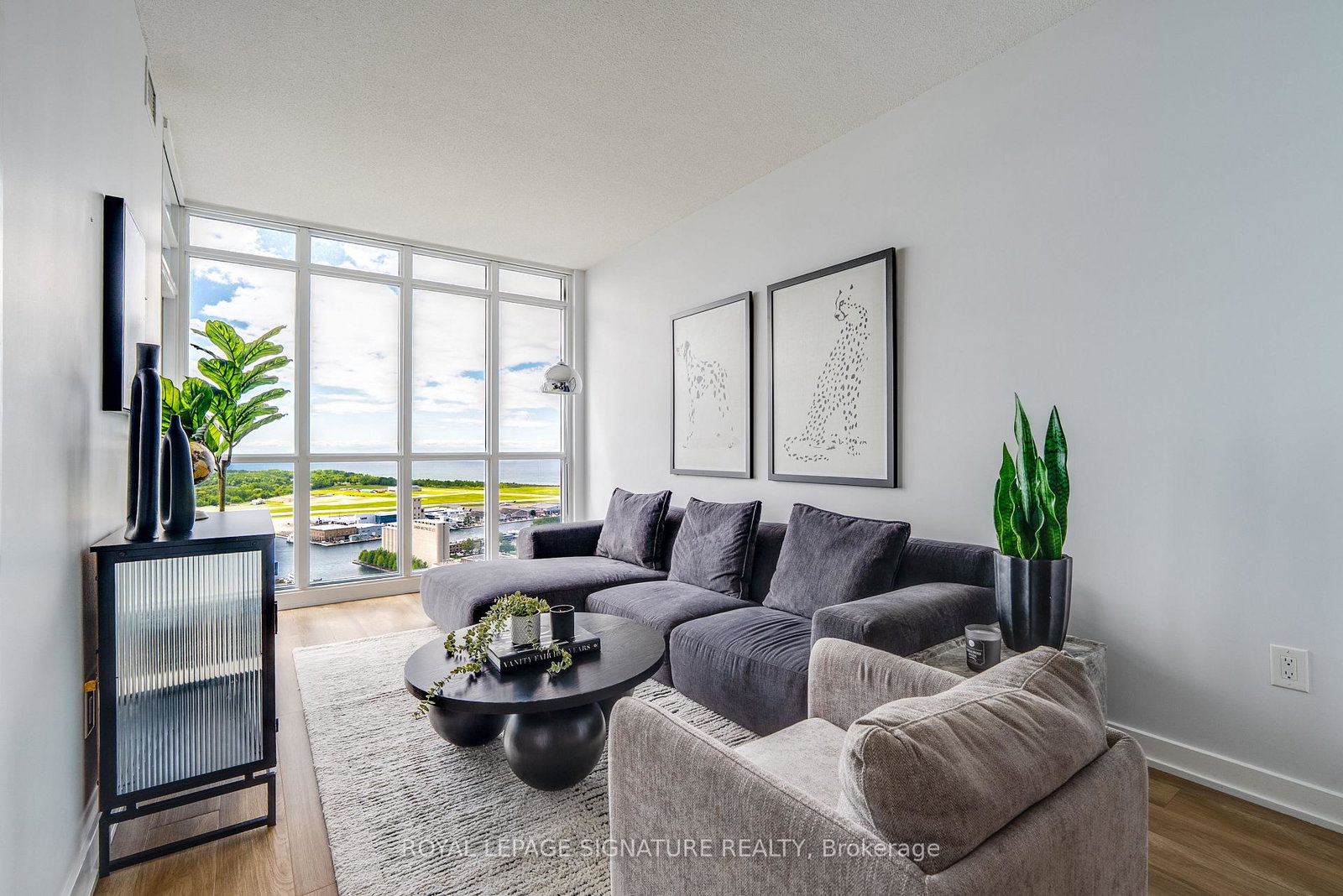 15-iceboat-terrace-toronto-ontario-c13450784