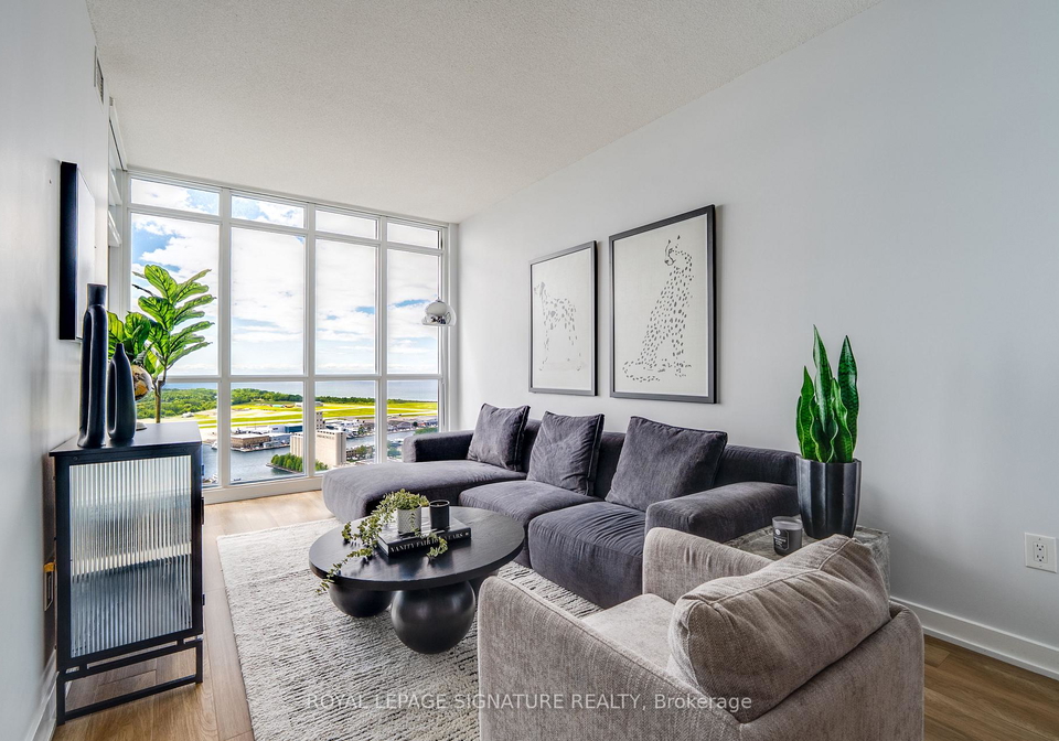 15-iceboat-terrace-toronto-ontario-c13450784