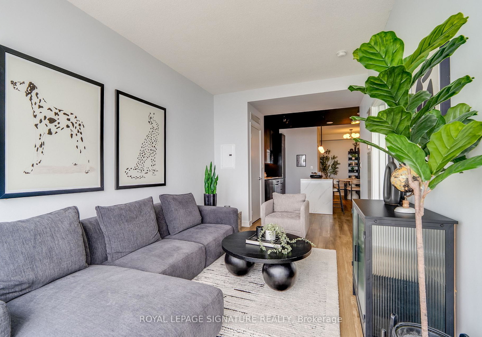 15-iceboat-terrace-toronto-ontario-c13450784