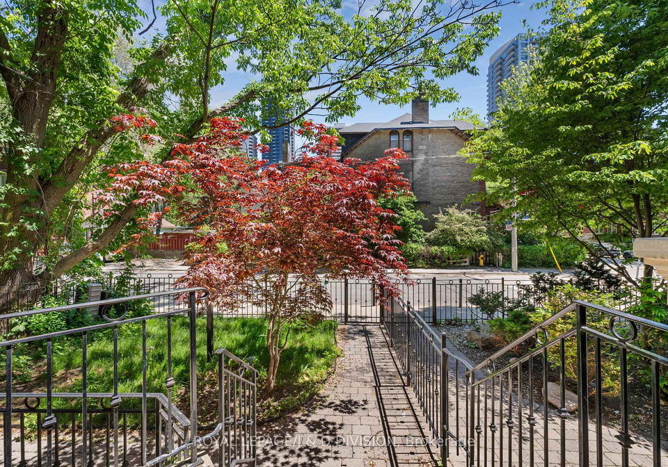 8-huntley-street-toronto-ontario-c13457544