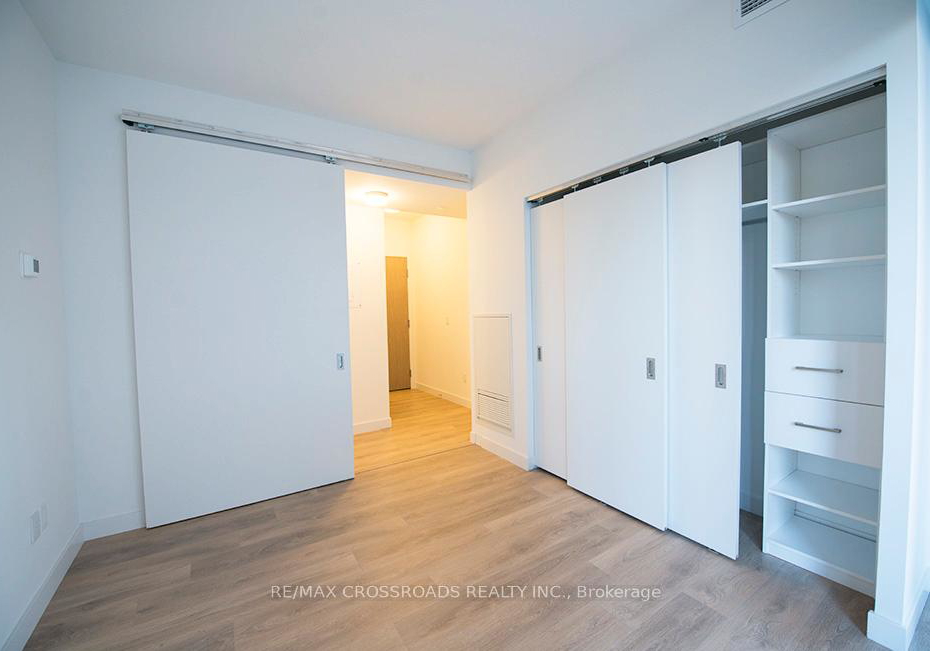 215-queen-street-w-toronto-ontario-c13458398