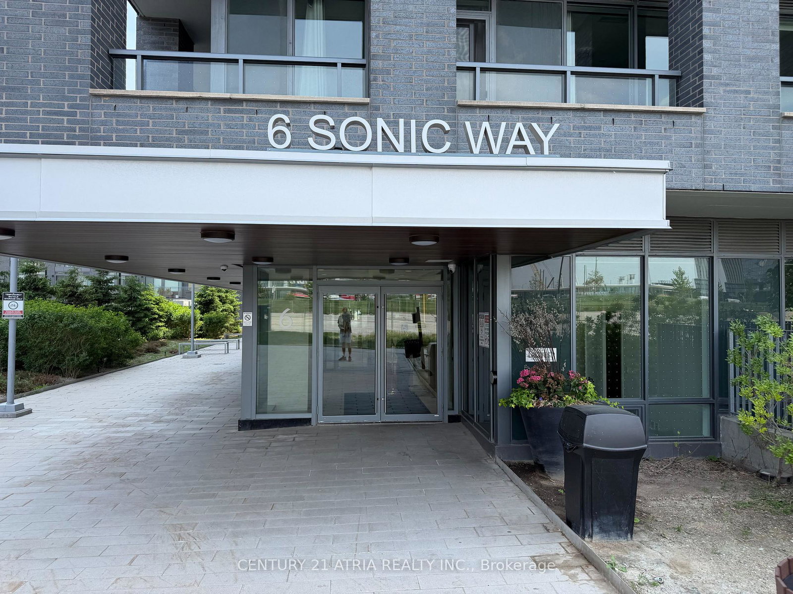 6-sonic-way-east-york-ontario-c13458482