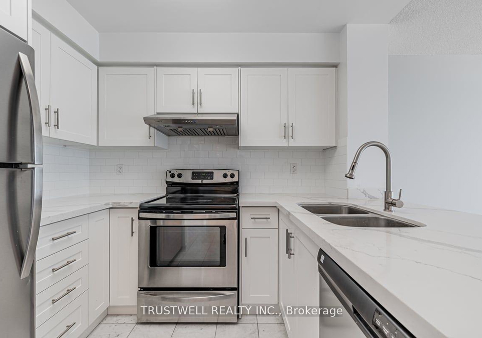 942-yonge-street-toronto-ontario-c13459278