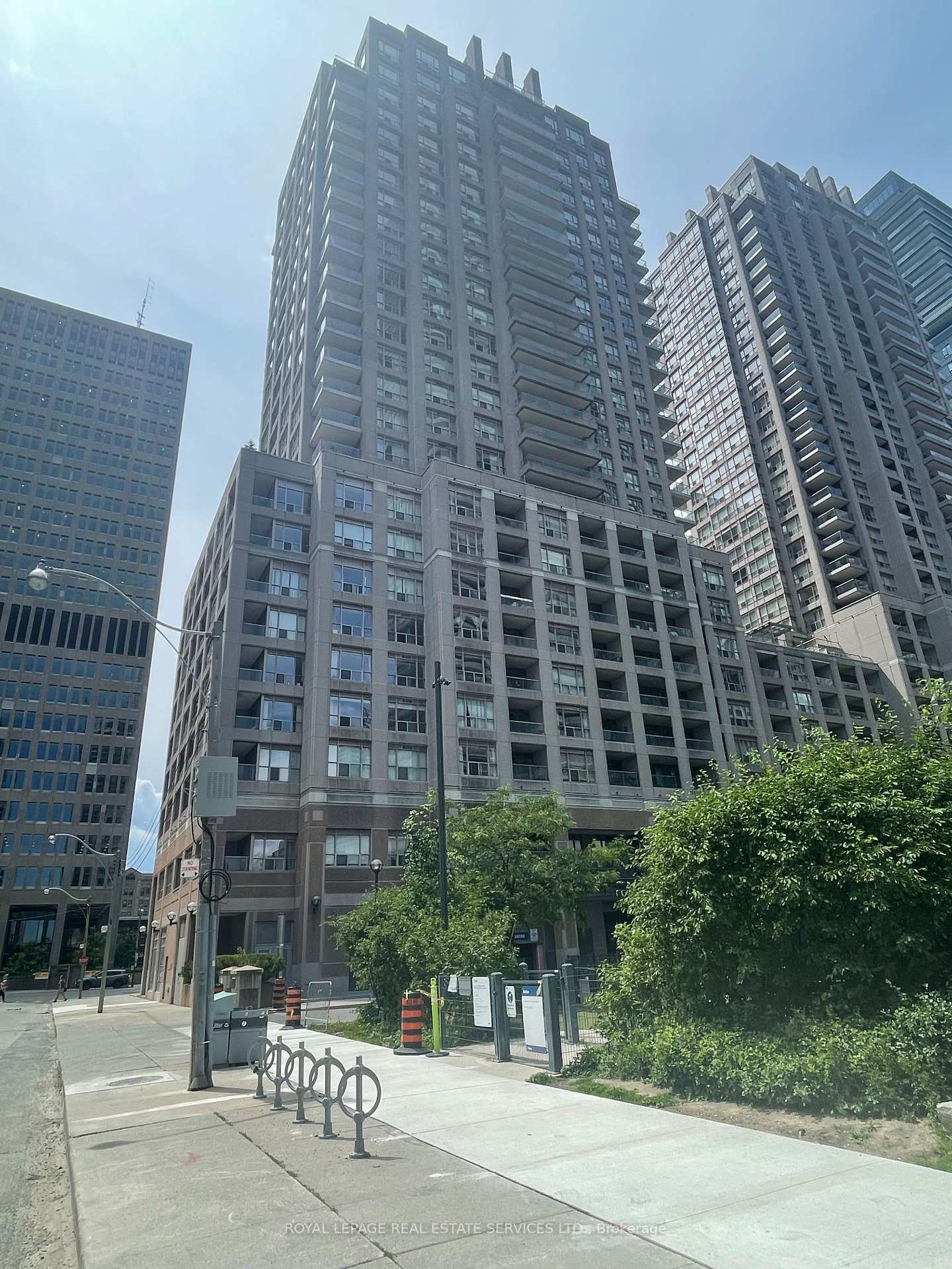909-bay-street-toronto-ontario-c13460462