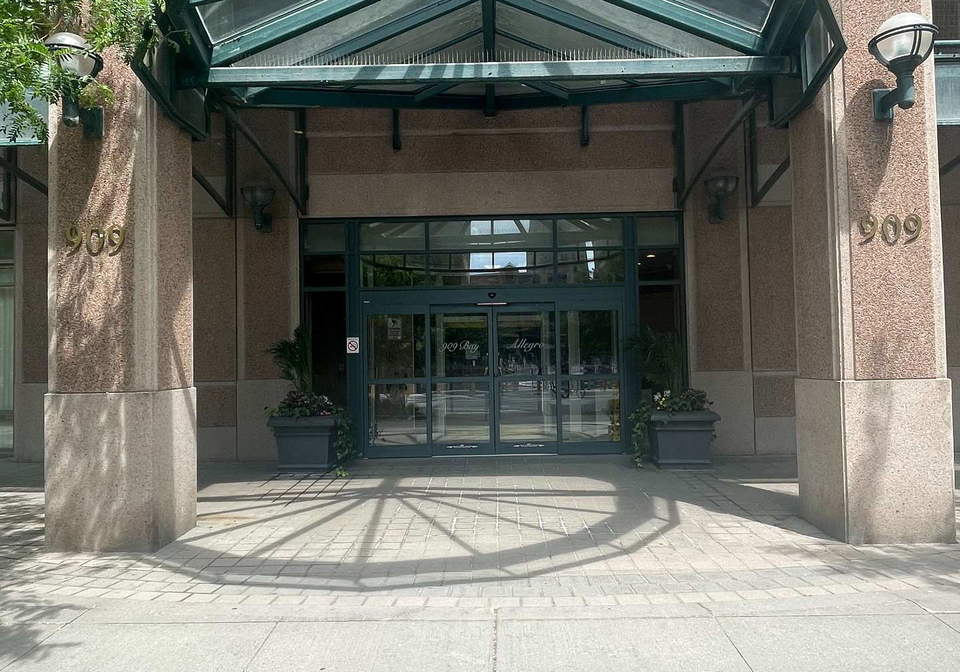 909-bay-street-toronto-ontario-c13460462