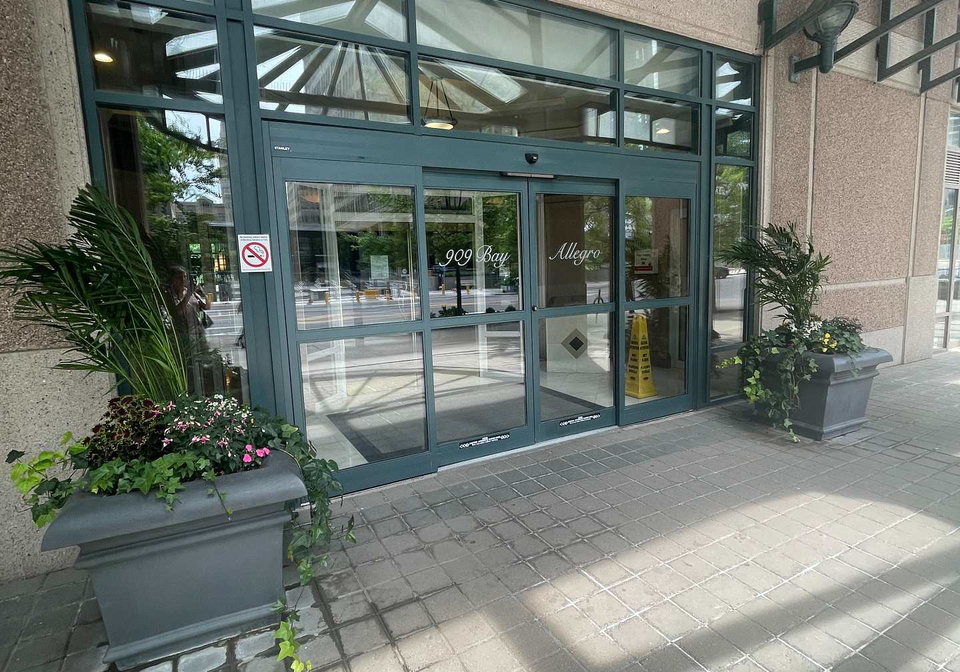 909-bay-street-toronto-ontario-c13460462