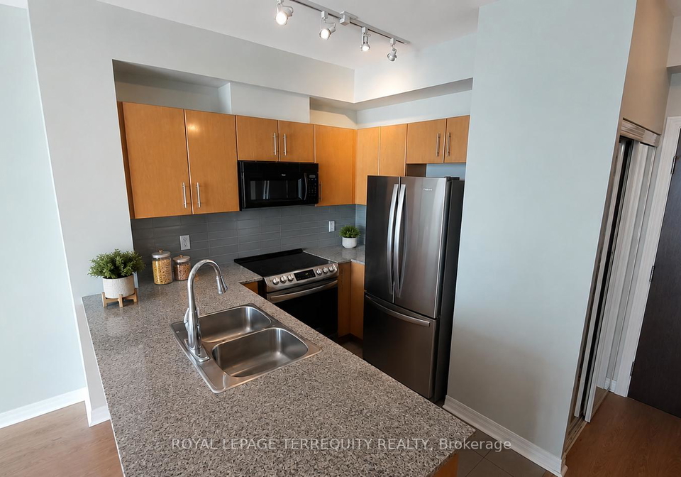 16-yonge-street-toronto-ontario-c13460896
