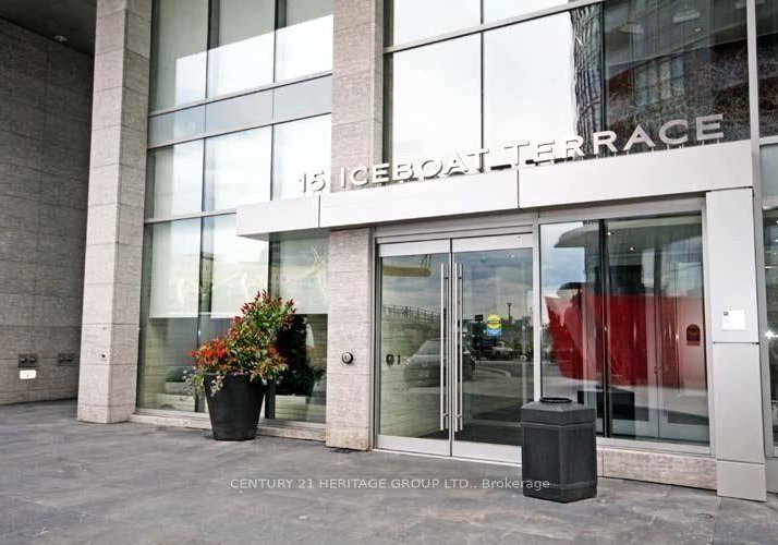 15-iceboat-terrace-toronto-ontario-c13467712