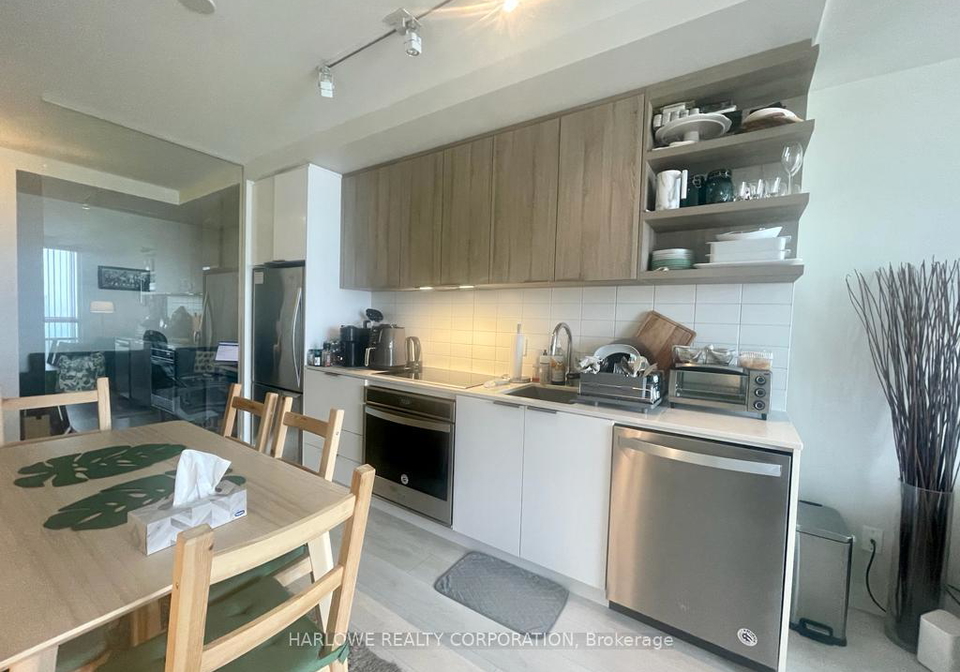 6-sonic-way-east-york-ontario-c13468954