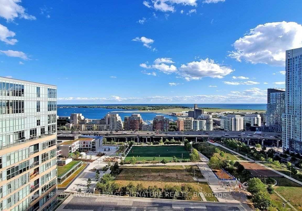 15-iceboat-terrace-toronto-ontario-c13472374