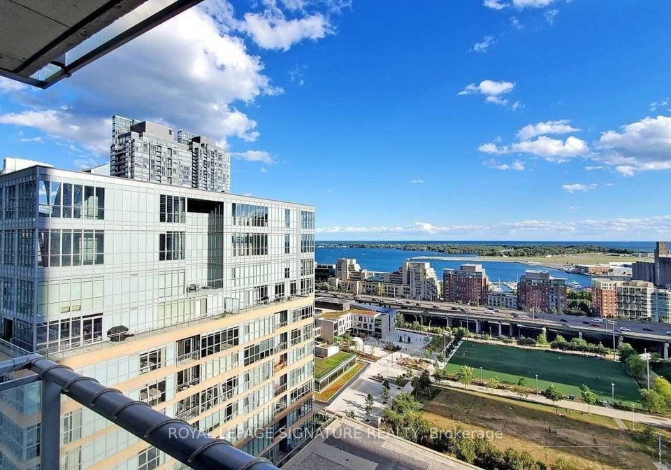 15-iceboat-terrace-toronto-ontario-c13472374