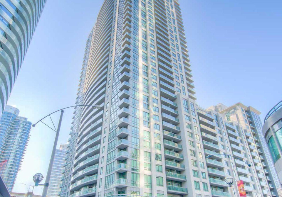 19-grand-trunk-crescent-toronto-ontario-c13473200