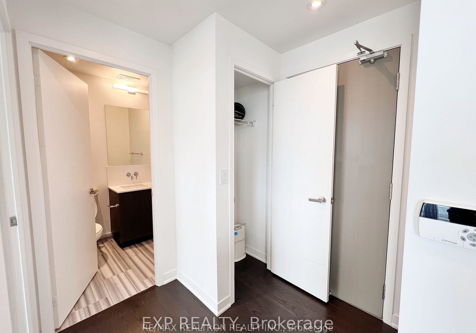 100-harbour-street-toronto-ontario-c13475060