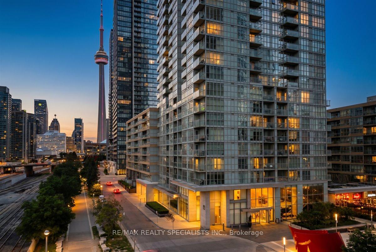 15-iceboat-terrace-toronto-ontario-c13476030