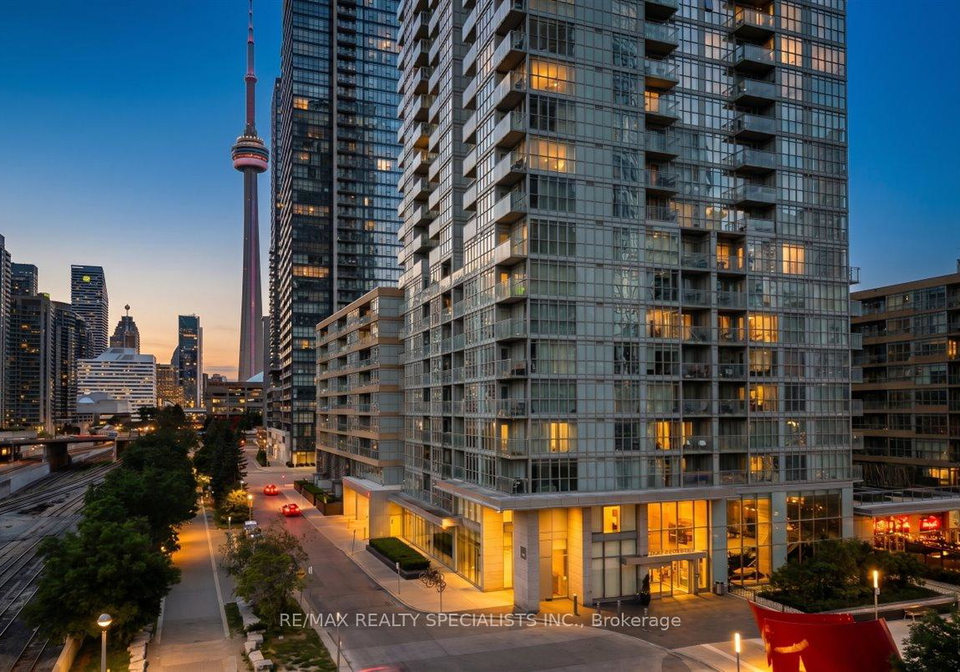 15-iceboat-terrace-toronto-ontario-c13476030
