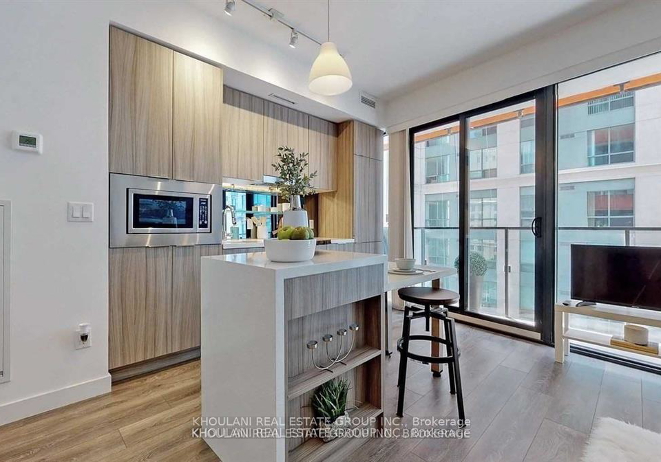 215-queen-street-w-toronto-ontario-c13478244