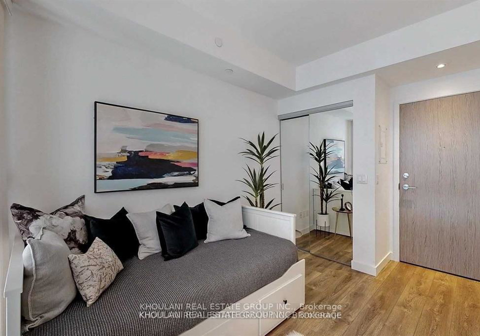 215-queen-street-w-toronto-ontario-c13478244