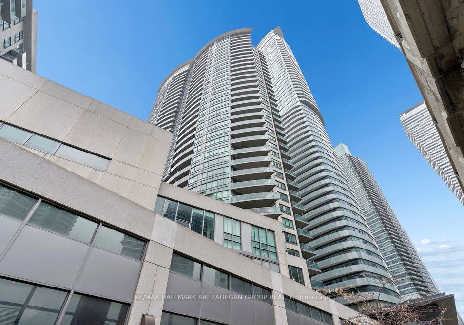 19-grand-trunk-crescent-toronto-ontario-c13485772