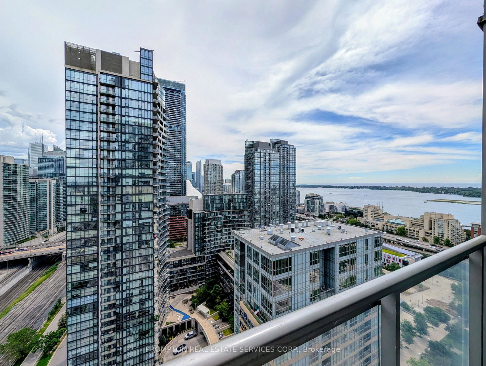15-iceboat-terrace-toronto-ontario-c13486124