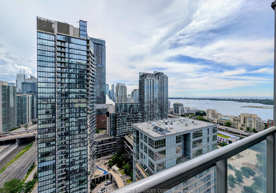 15-iceboat-terrace-toronto-ontario-c13486124