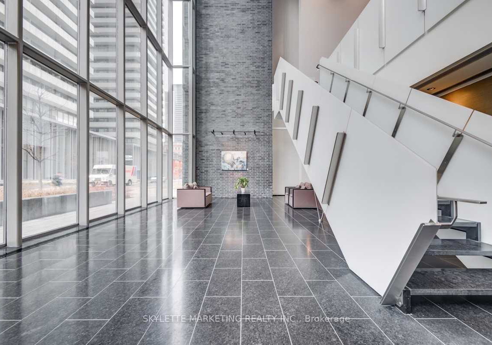 33-charles-street-e-toronto-toronto-ontario-c13495478