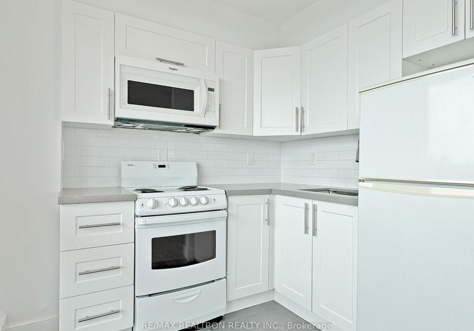 666-spadina-avenue-toronto-toronto-ontario-c13508878