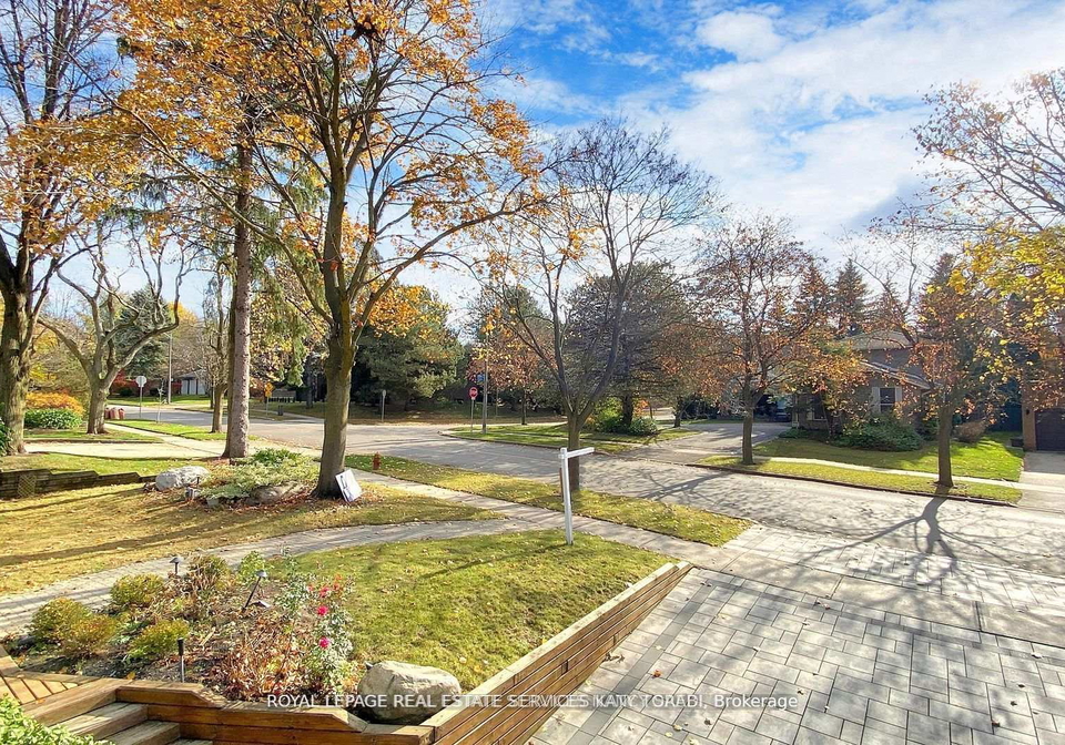 136-denlow-boulevard-toronto-north-york-ontario-c13517666